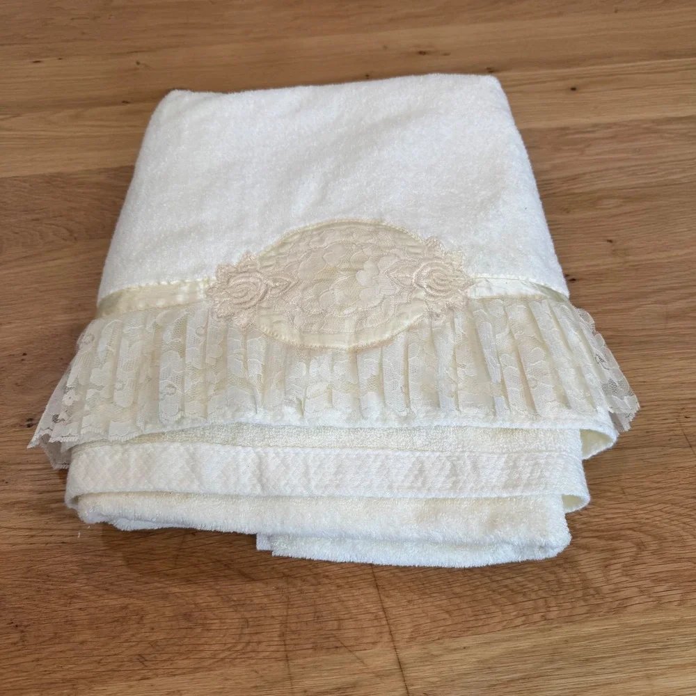 Vintage Avanti Look Cream Lace Ruffle Bath & Hand Towel Set 1978 Cottagecore 2pc